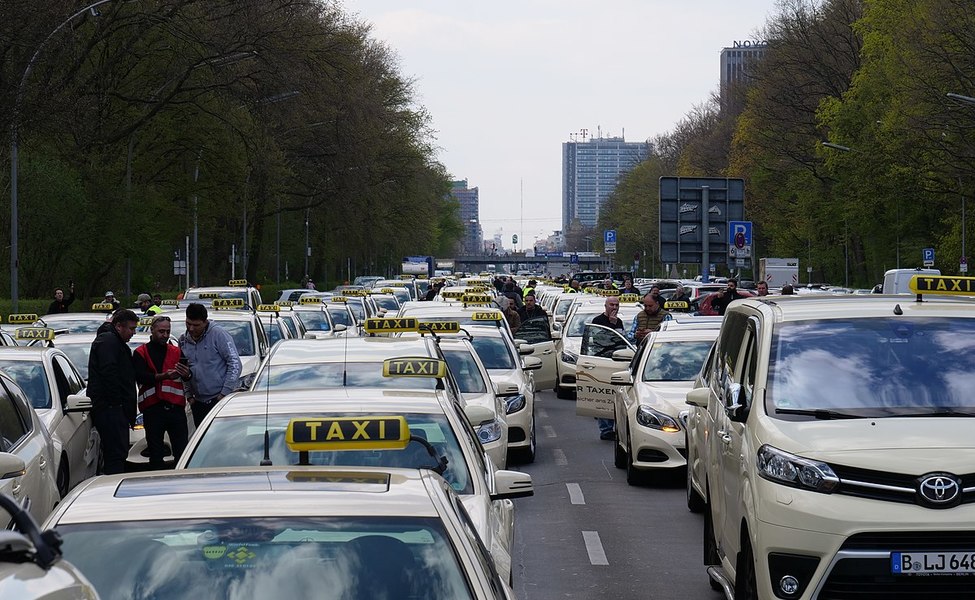 Large 1200px taxi protest in berlin 10 04 2019 04