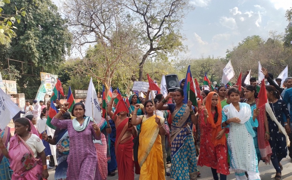 Large nrega workers protest india