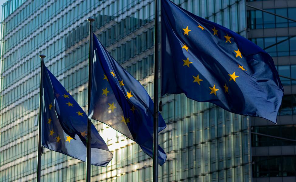 Large eu zastave ispred zgrade komisije