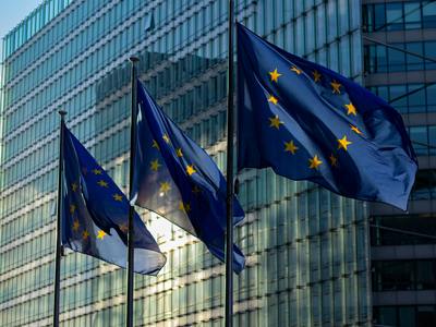 Medium eu zastave ispred zgrade komisije