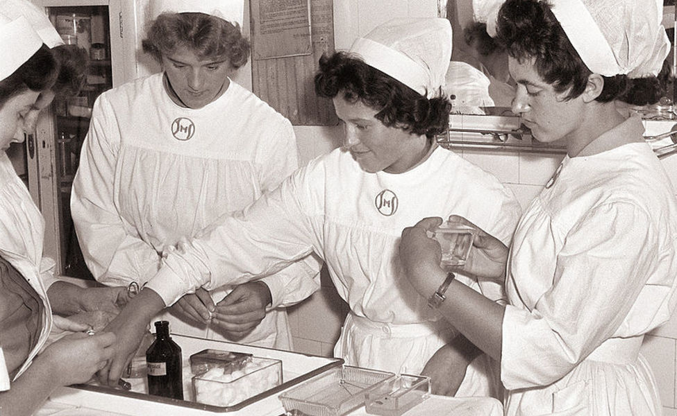 Large s ola za medicinske sestre in otros ke negovalke v mariboru 1959