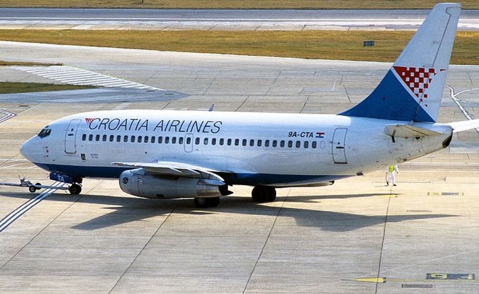 Large boeing 737 230 adv croatia airlines an1111031
