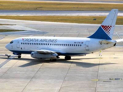 Medium boeing 737 230 adv croatia airlines an1111031
