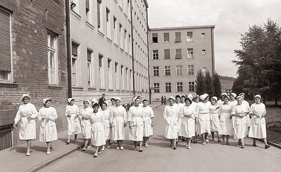 Large  ola za medicinske sestre in otro ke negovalke v mariboru 1959  2   1 