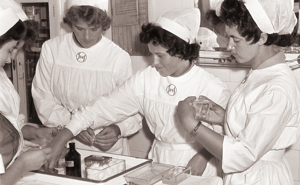 Large  ola za medicinske sestre in otro ke negovalke v mariboru 1959