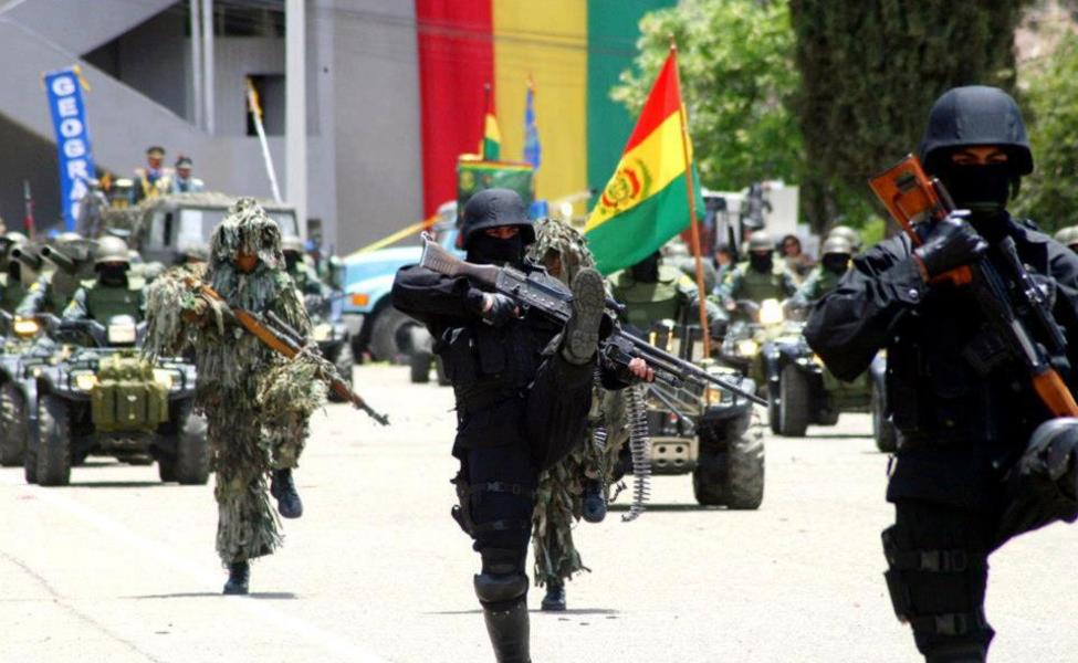 Large desfile militar en la paz bolivia