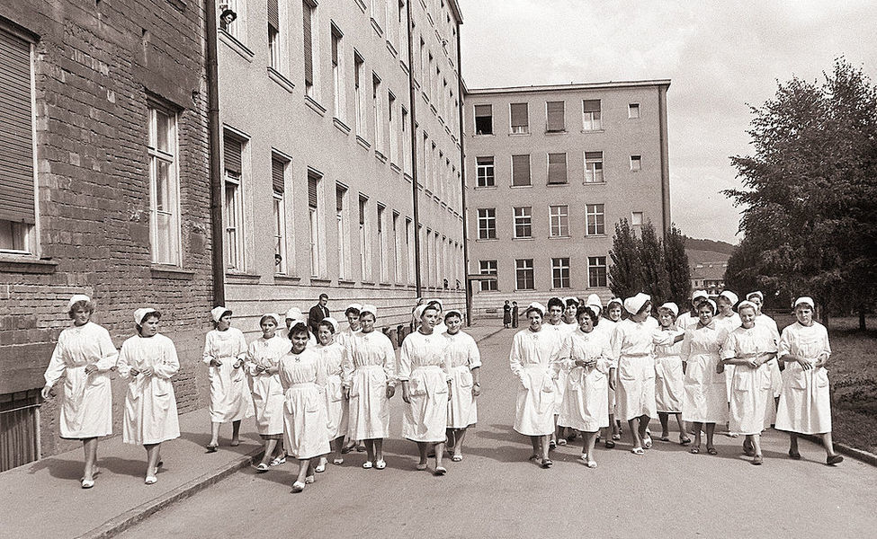 Large large large  ola za medicinske sestre in otro ke negovalke v mariboru 1959  2   1 