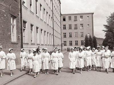 Medium large large  ola za medicinske sestre in otro ke negovalke v mariboru 1959  2   1 